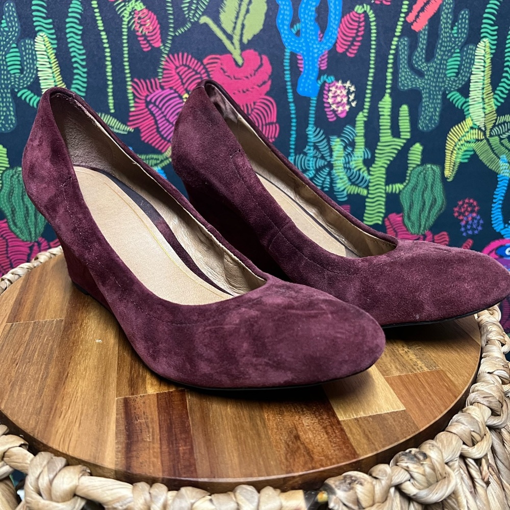 Elegant Suede Wedge Pumps - Purple